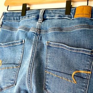AE Super High Waisted Medium Rinse Jeans 10 Long
